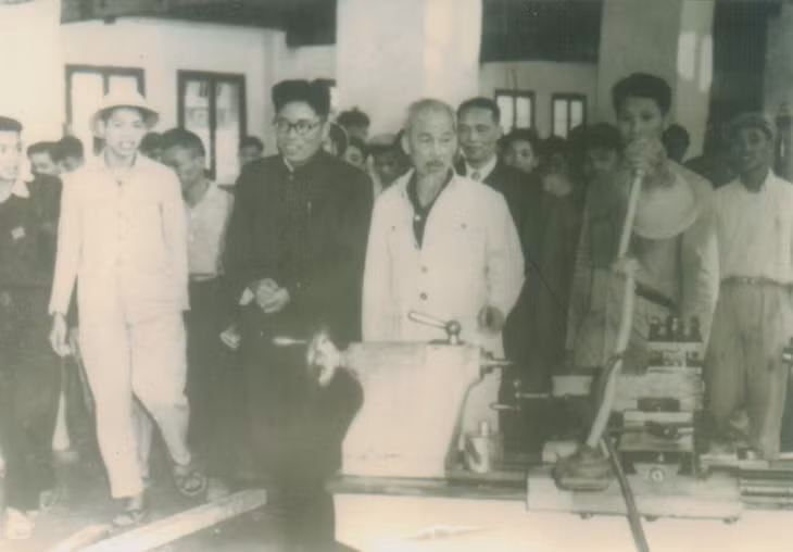胡主席于1960年2月探访海宁省机械车间。
