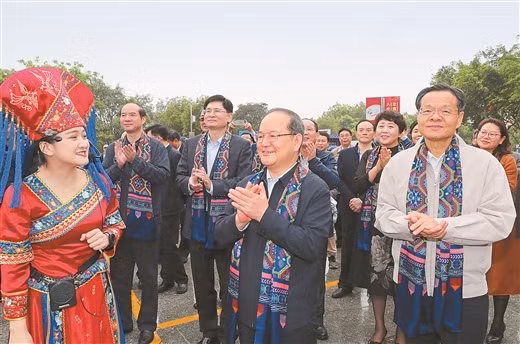 广西处处是桂林，歌仙“刘三姐”美名远扬，12个世居民族和睦相处，是中国民族团结和中国特色社会主义民族区域自治制度的典范。
