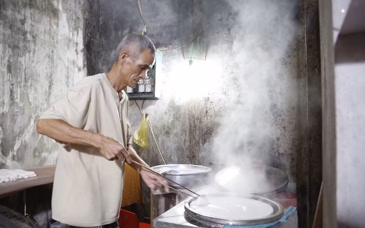 Ông Thắng Lâm bao đời nay vẫn say sưa với nghề làm bánh gật gù đặc sản nổi tiếng ở nơi phố cổ Tiên Yên.