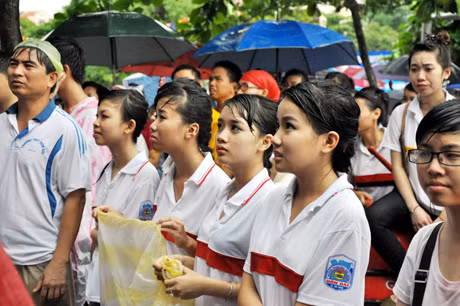 Bạn bè, cổ động viên hồi hợp theo dõi từng câu hỏi, từng câu trả lời của Thái Hoàng qua màn hình trực tiếp.