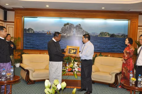 党中央委员、省委书记范明正向Khin Aung Myint先生赠送纪念品。