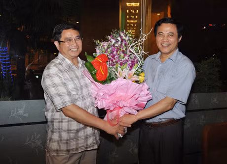 省的记者协会副主席、广宁报总编辑向省委书记范明正赠送鲜花表示祝贺。