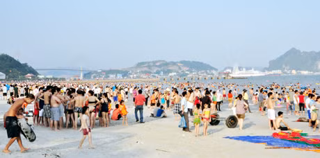 夏季，拜寨旅游区吸引众多游客参观、游玩。