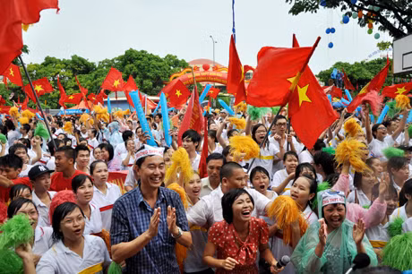 Cả điểm cầu trường THPT Hòn Gai, TP Hạ Long vỡ òa trong giây phút Đặng Thái Hoàng đội lên đầu chiếc vòng Nguyệt quế.