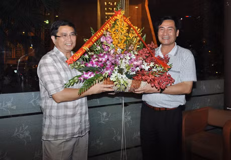 越南记者协会常委会委员、省记者协会主席、广宁广播电台台长向省委书记范明正赠送鲜花表示祝贺。