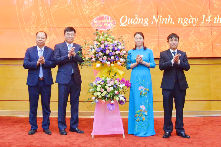 我省省委常务副书记吴黄银代表我省省委、人民议会、人民委员会对教育培训业管理干部、老师队伍给予节日的祝福
