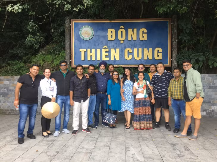 印度旅游企业家代表团在天宫洞照合影相片。