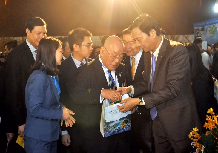 我省省委书记、省人民议会主席阮文读向日本代表团介绍下龙湾的美丽风光和独特的价值。