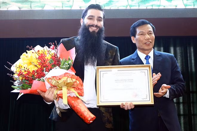 乔丹·沃格特-罗伯茨成为担任越南旅游形象大使一职的首个外国艺术家。