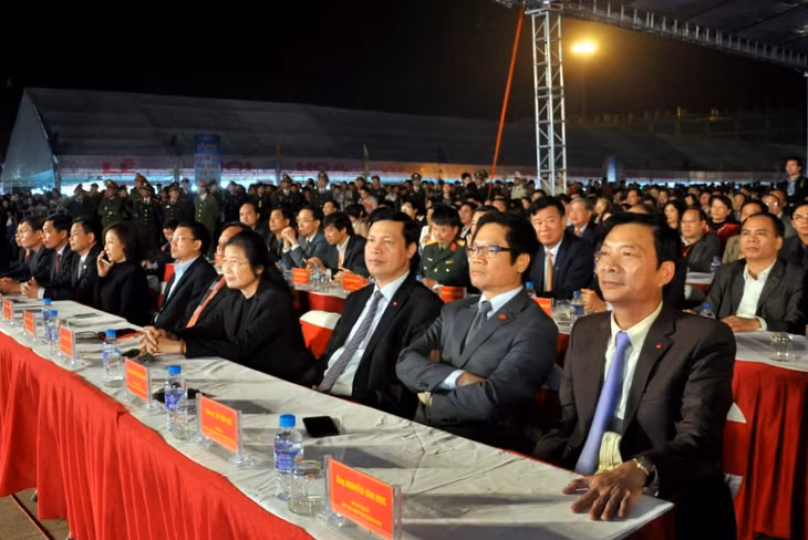 中央政府代表和我省领导出席开幕式。