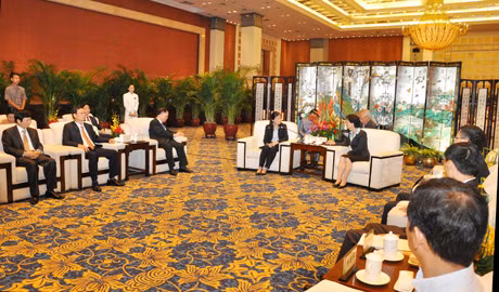 广东省常务委员、组织部部长和各厅、部门、行业领导会见了广宁省代表团。