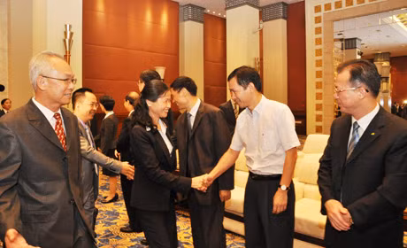 广东省领导热烈迎接我省代表团。