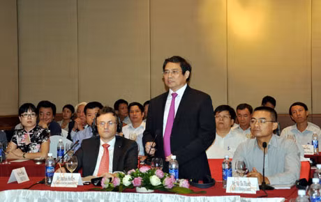 省委书记范明正在会上介绍广宁省发展提案。
