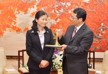 Đại diện lãnh đạo Thành uỷ Quảng Châu tặng đồng chí Đỗ Thị Hoàng biểu tượng thành phố Quảng Châu.