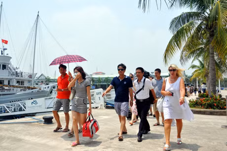 Khách du lịch chuẩn bị xuống tàu tham quan Vịnh.