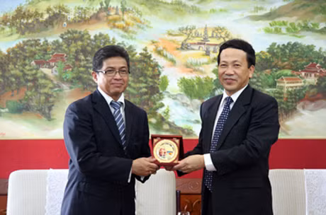 省人委会副主席阮文成向印度尼西亚共和国大使Mayerfas先生赠送纪念品。