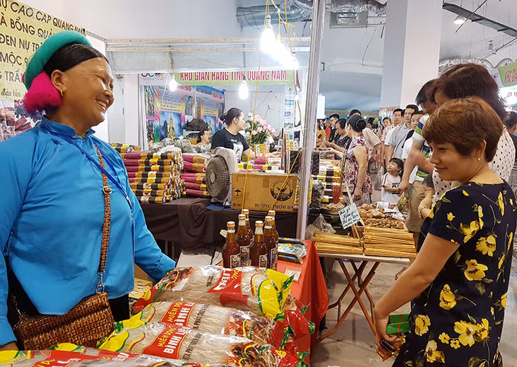 2019年夏季OCOP展销会吸引众多市民和游客前来参观购物。