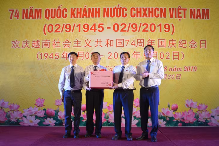 中国东兴市代表团向芒街市赠送礼物，表示祝贺。