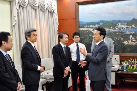 阮副主席与日本家用电器协会代表团交谈。