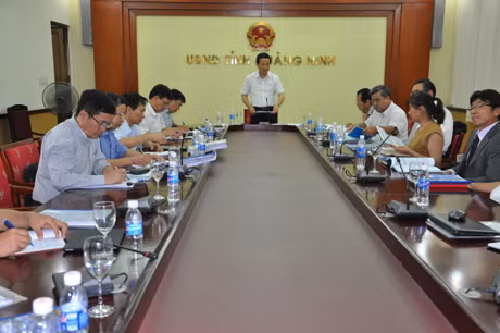 我省人民委员会副主席阮文成在会上发表讲话。