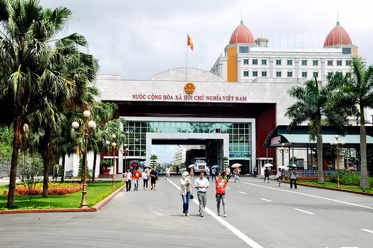 Cửa khẩu quốc tế Móng Cái và Khu kinh tế cửa khẩu Móng Cái ngày càng sôi động, phát triển.