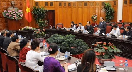 阮春福总理同越南中小型企业协会举行工作会议。（图片来源：陈海 摄）