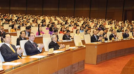 各位代表出席越南第十四届国会第二次会议开幕式。（图片来源：登科 摄）
