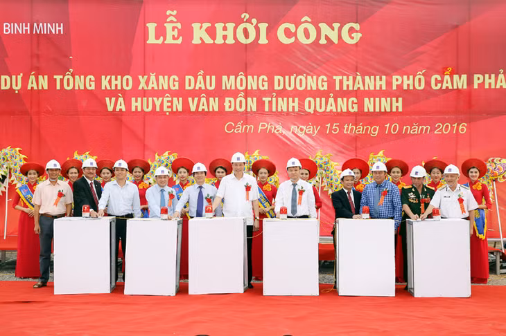 出席仪式的领导启动开工按钮。