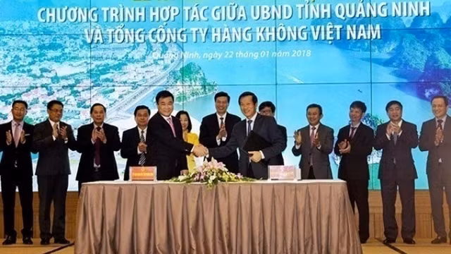 广宁省同越南航空公司合作备忘录签订仪式。