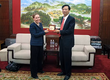 省人委会主席阮文读向美国大使商务参赞Sarah Kemp女士赠送纪念品