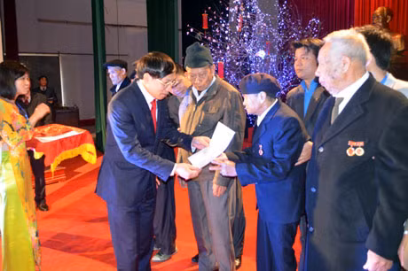 当日，芒街市领导向芒街市党部8名党员颁发50周年和55周年的党徽。