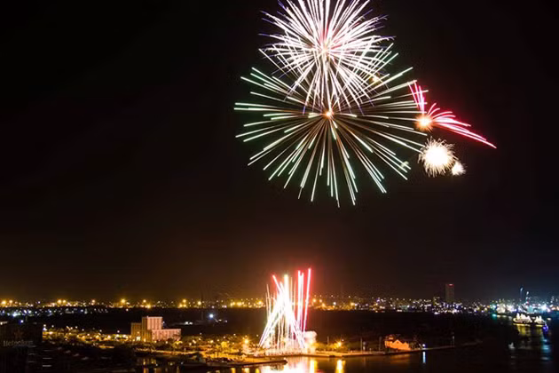 胡志明市为迎来2015新年燃放烟花。