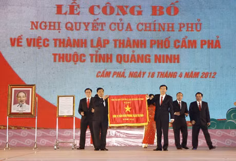 受政府总理之托，省人委会主席阮文读向锦普市干部和人民授予领先竞赛旗帜。