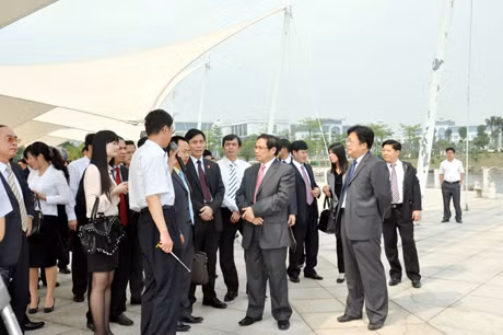 广宁省工作代表团听了关于防城港市规划的介绍。