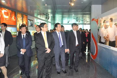广宁省政府工作代表团参观了柳州市规划展览中心。