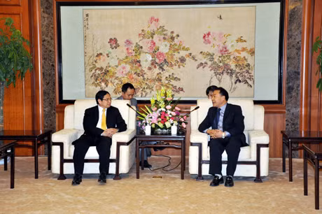 省委书记范明正会见了柳州市领导。