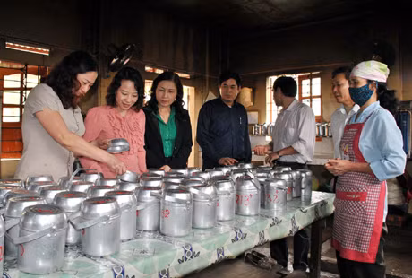 武副主席视察先安民族学校的午餐。