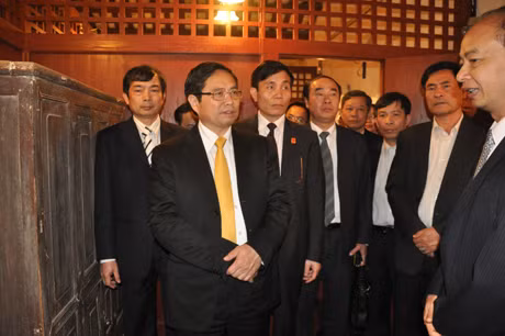 范书记一行参观了胡志明历史遗迹展示区。
