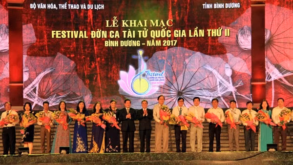 组委会向参与2017年第二次国家才子弹唱艺术节代表团赠送鲜花。