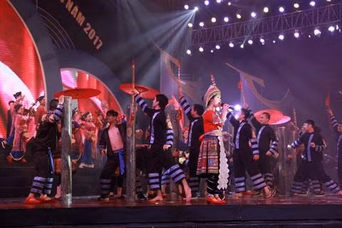 许多歌手和演员参加文艺演出。（图片来源：因特网）
