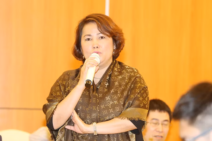 企业代表在会上发表意见。