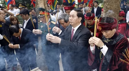越南国家主席陈大光向各位雄王敬香。
