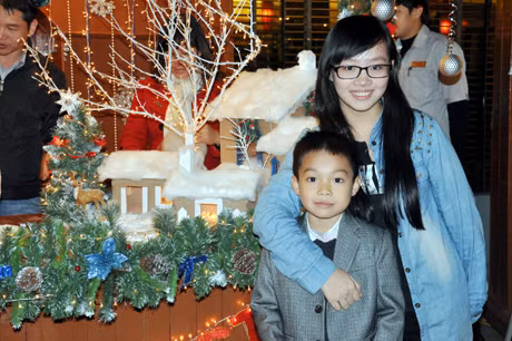 Nhiều khách nhí thích thú tạo dáng bên cạnh ông già noel, túp lều tuyết.