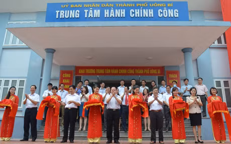 Các đại biểu cắt băng khai trương Trung tâm hành chính công TP Uông Bí.