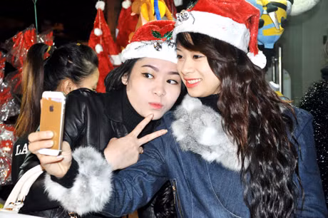 Noel là dịp để mỗi bạn trẻ lưu lại những bức hình, tạo dáng xinh tươi.