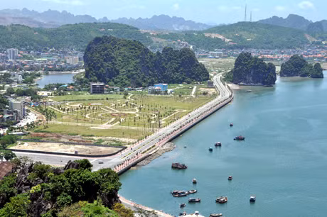 công viên 30-4 mới được khánh thành góp phần mở rộng không gian đô thị, làm đẹp thêm thành phố biển Hạ Long.