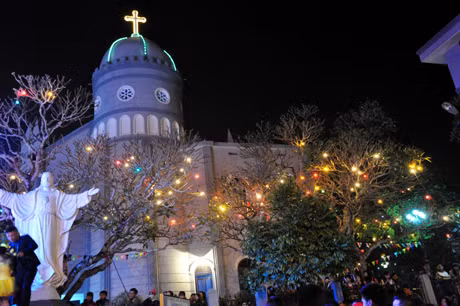 Nhà thời Hòn Gai được trang hoàng lộng lẫy đêm noel.