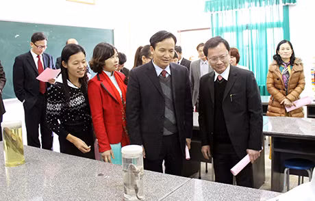 平辽县县委书记高祥辉陪同防城区委代表团参观平辽镇中学。
