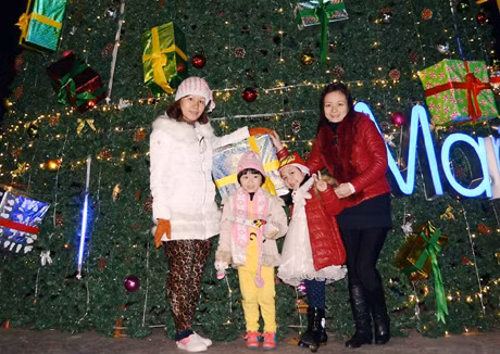 Khu vui chơi giải trí Marina Plaza có nhiều hình ảnh trưng bày bắt mắt thu hút người dân tới chụp ảnh kỷ niệm.