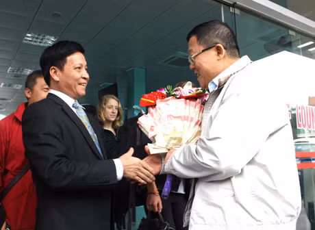 我省人民议会常委会委员陈春刚会见中国人民代表大会外事委员会代表团。